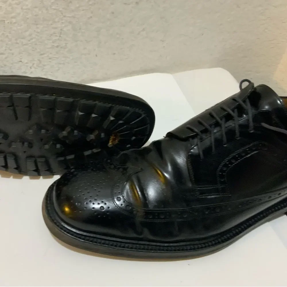 Cole Haan C00704 Men's 11.5 M Vibram Soles wingtip Leather crafted in Italy